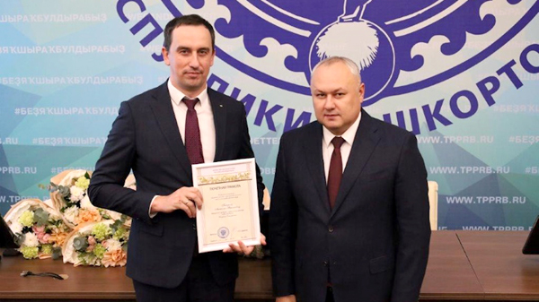 Александр Шельдяев вручает награду Анатолию Пискунову